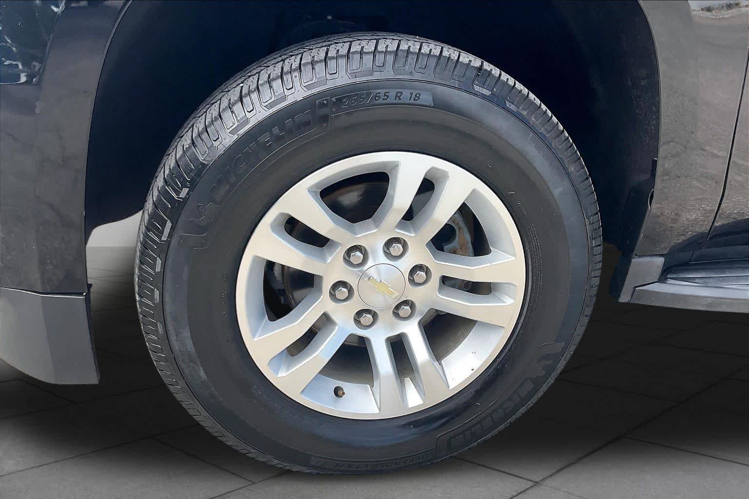 Used 2018 Chevrolet Suburban LT RWD image 11