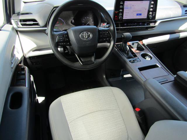 Used 2022 Toyota Sienna LE AWD/4WD image 2