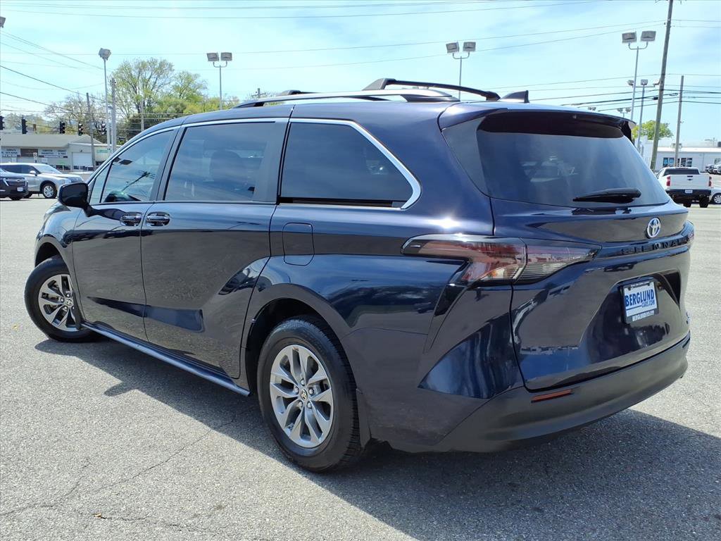Used 2024 Toyota Sienna LE FWD image 6
