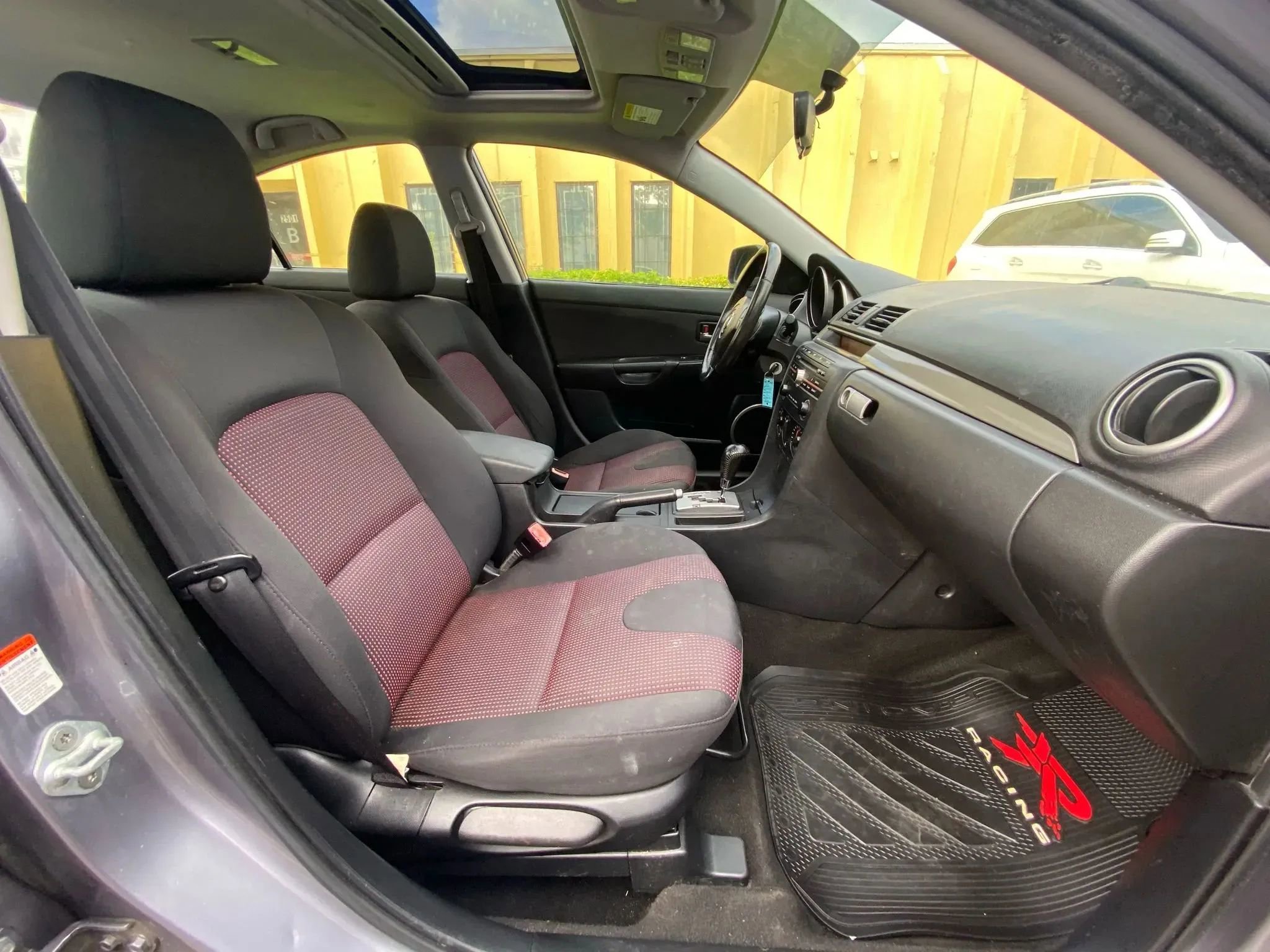 Used 2005 MAZDA MAZDA3 s w/ Moonroof & 6-CD Pkg image 23