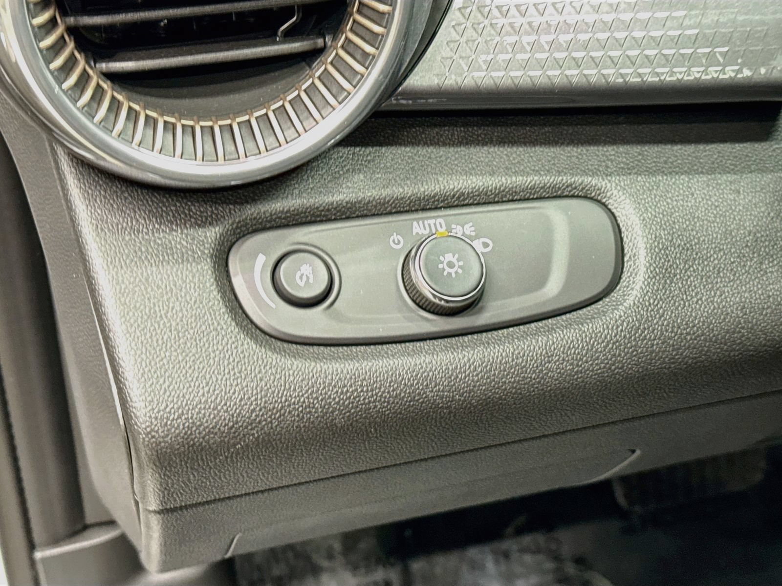 New 2026 Chevrolet Trax ACTIV w/ Sunroof Package FWD image 13