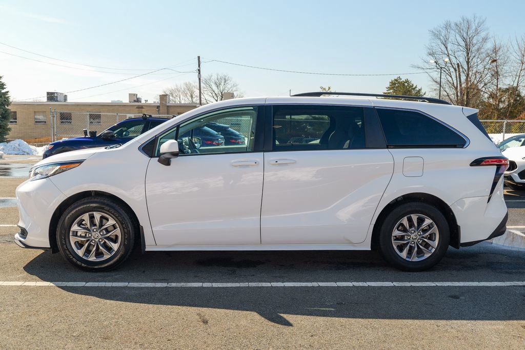 Used 2022 Toyota Sienna LE w/ LE Plus Package image 4