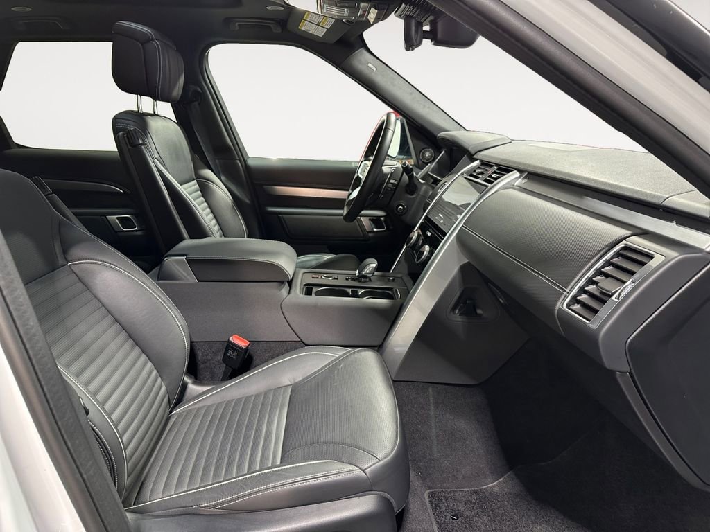 Used 2024 Land Rover Discovery Dynamic SE image 15