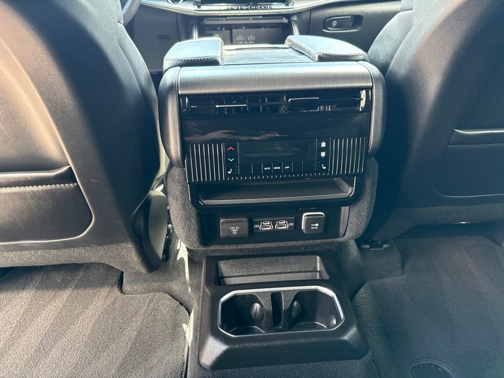 Used 2025 Jeep Wagoneer L Series II AWD/4WD image 21