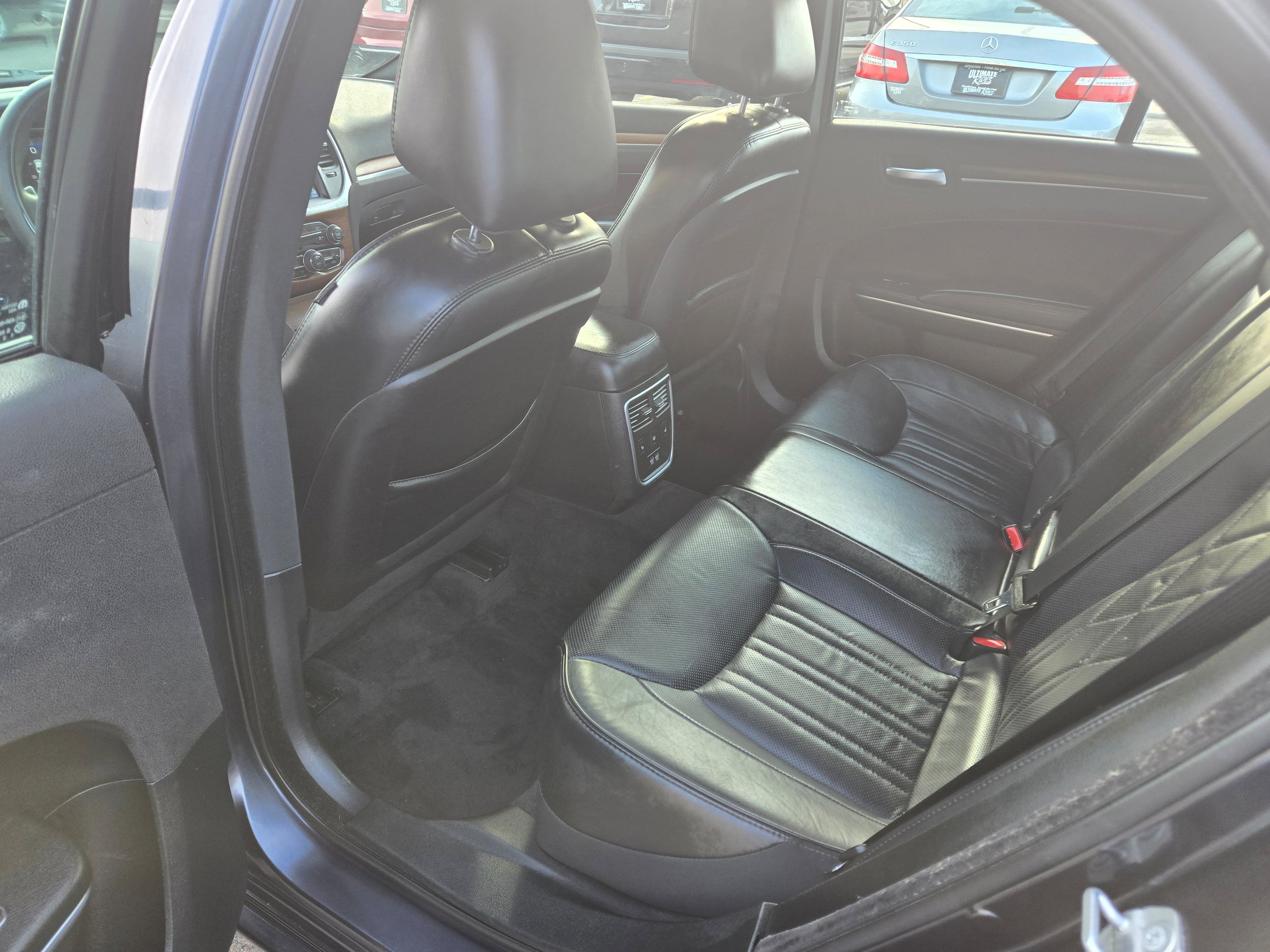 Used 2018 Chrysler 300 C image 8