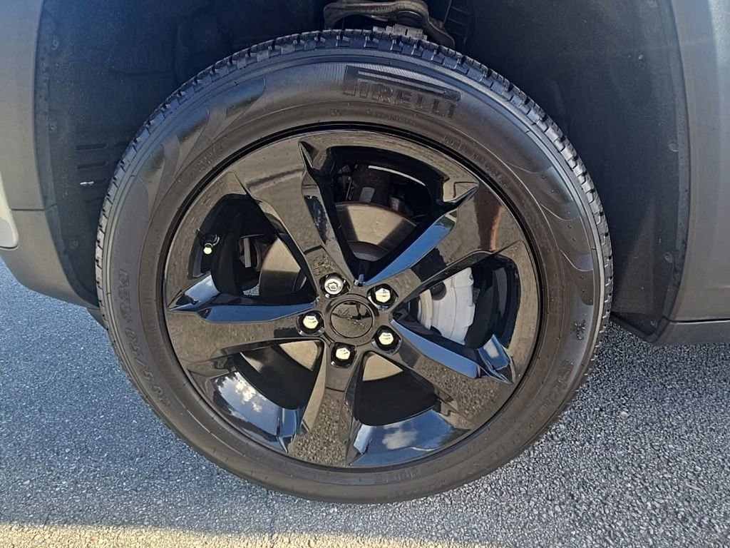 Used 2024 Jeep Grand Cherokee Limited w/ Black Appearance Package image 9