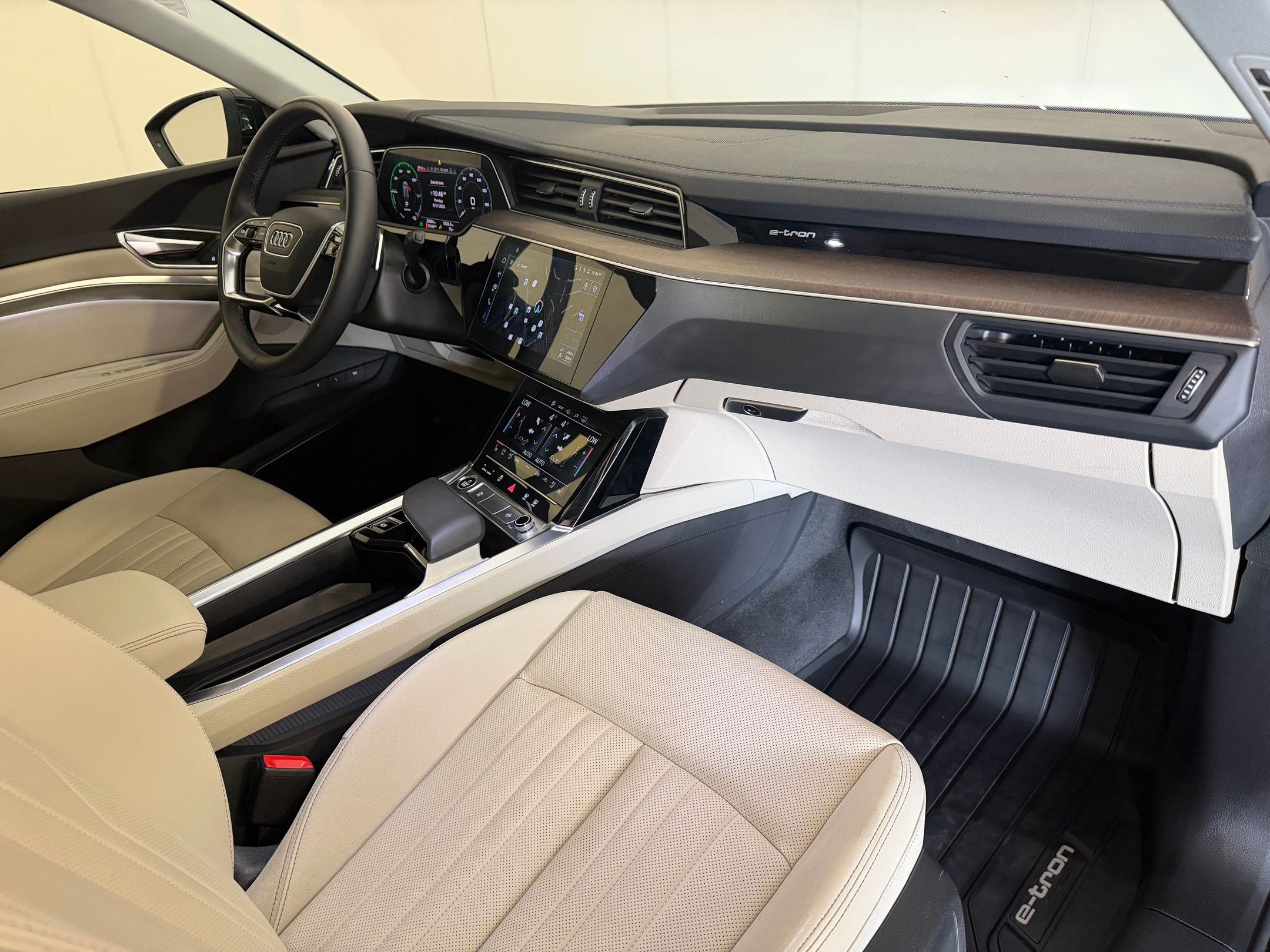 Certified 2024 Audi Q8 e-tron Premium Plus w/ Premium Plus Package AWD/4WD image 33
