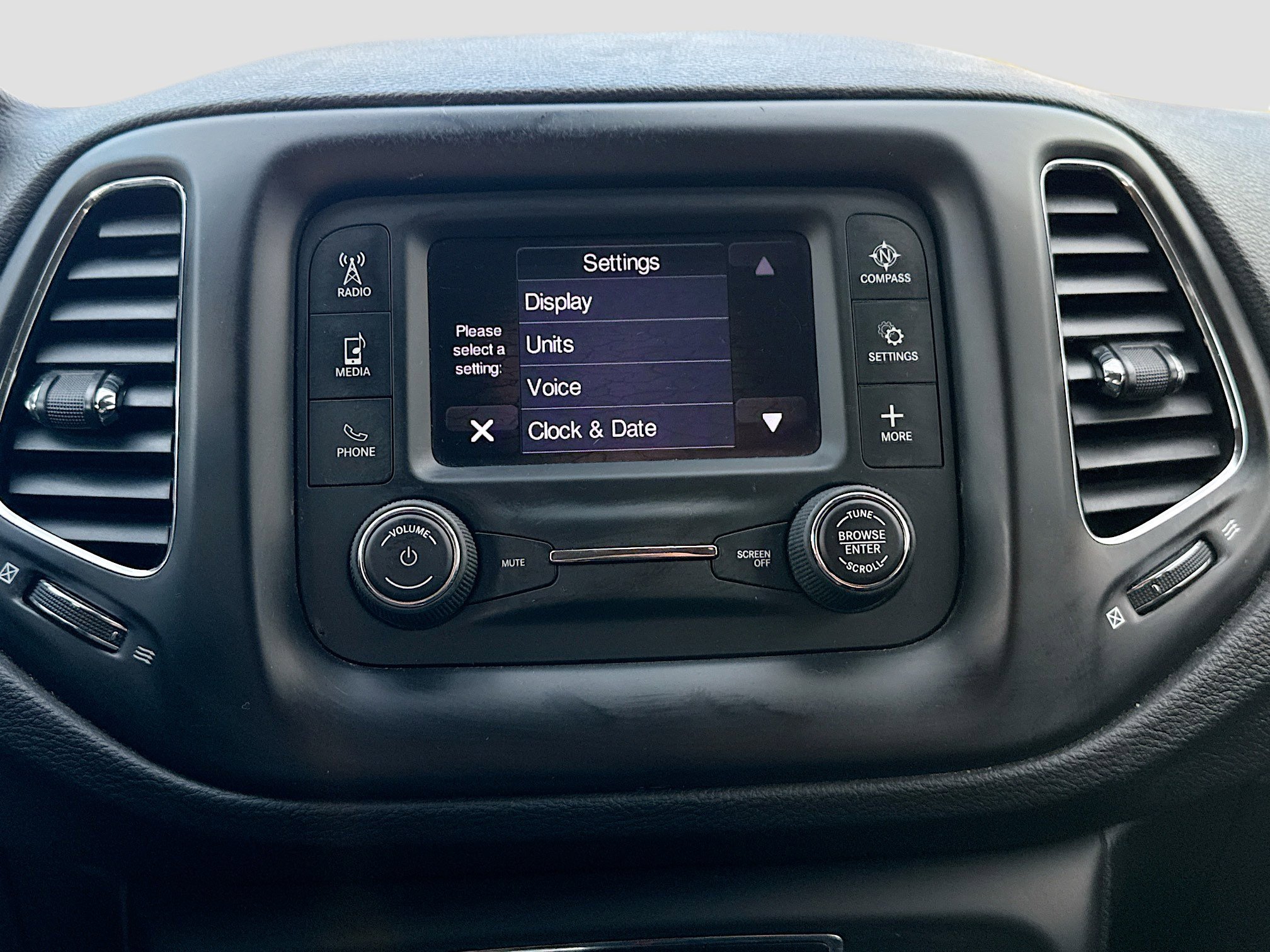 Used 2018 Jeep Compass Latitude image 28