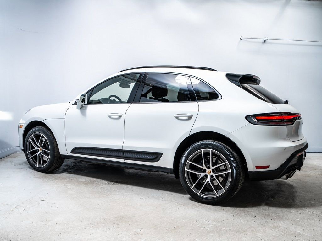 Certified 2025 Porsche Macan image 2