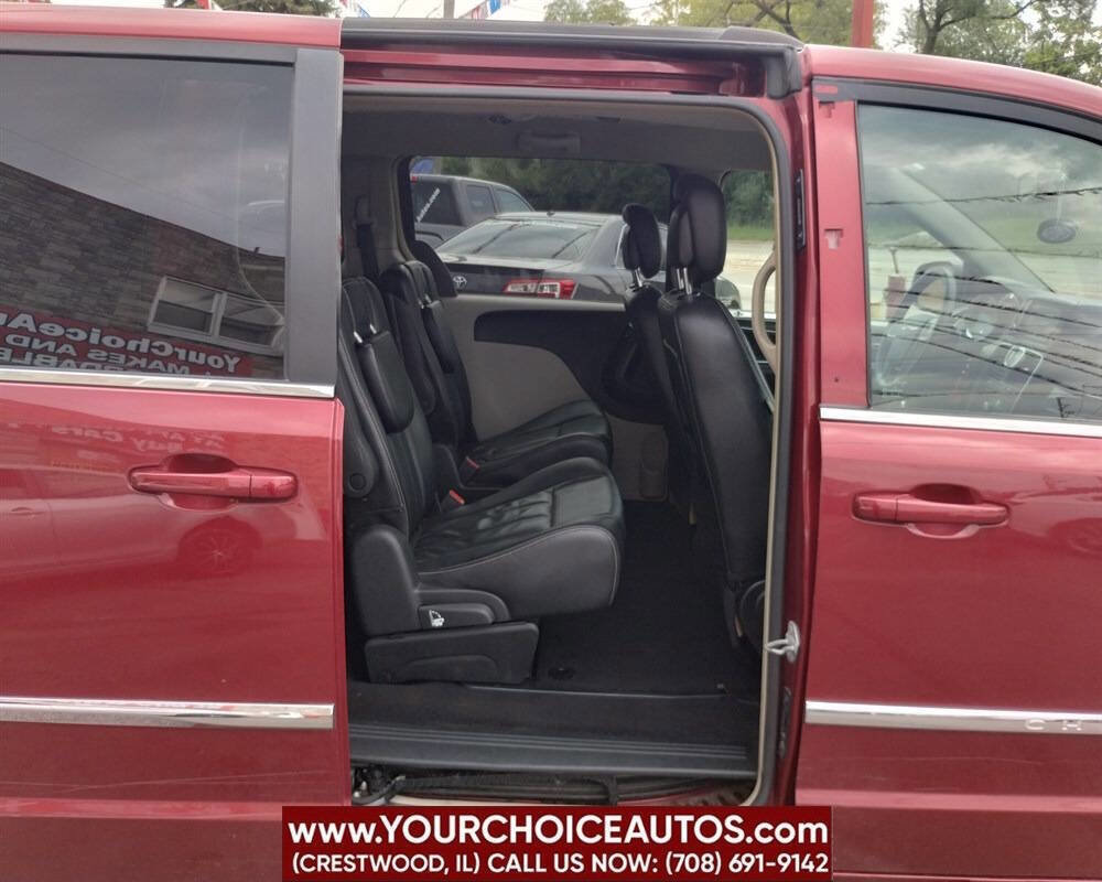 Used 2015 Chrysler Town & Country Touring image 18