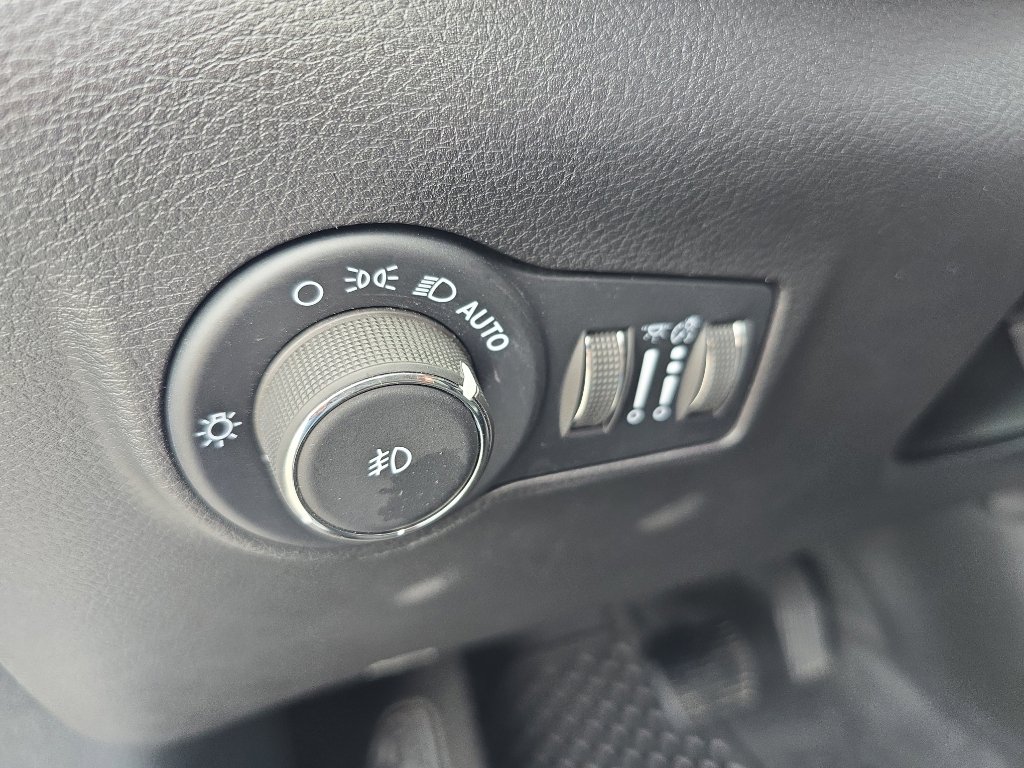 Used 2025 Jeep Compass Trailhawk AWD/4WD image 12