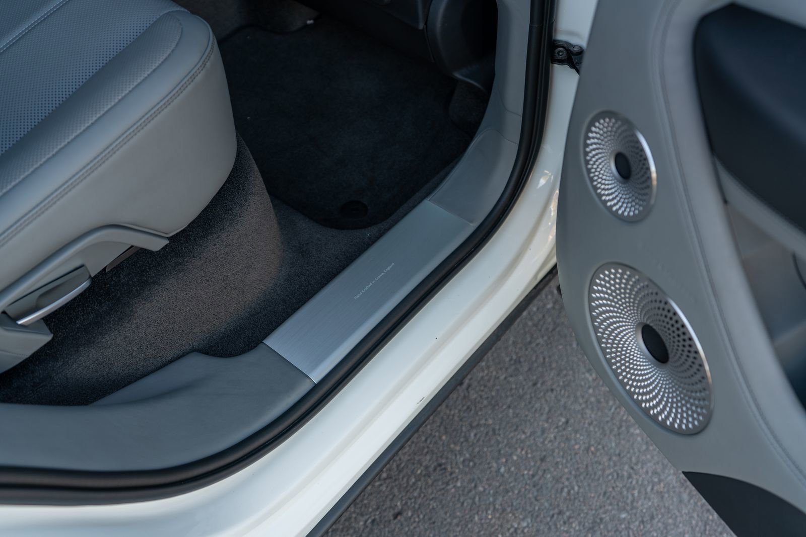 Used 2025 Bentley Bentayga image 36