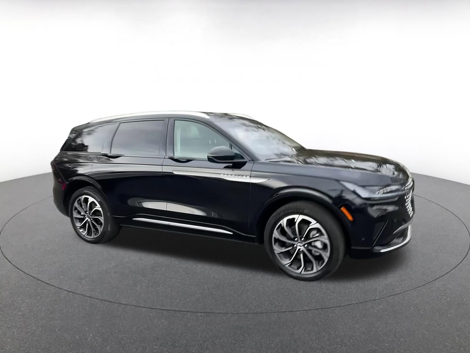 Used 2024 Lincoln Nautilus Reserve image 2