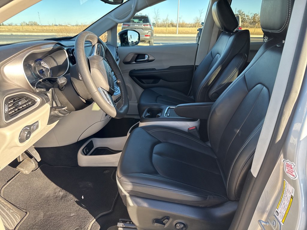 Used 2024 Chrysler Pacifica Touring-L FWD image 12