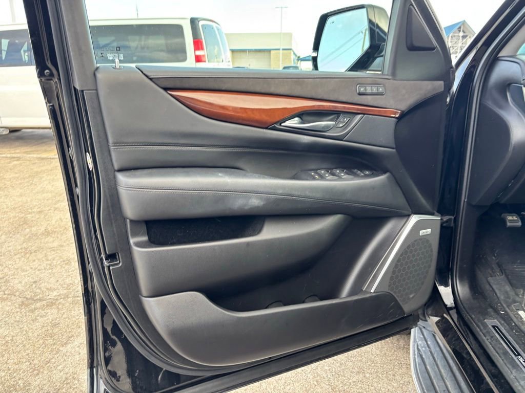 Used 2018 Cadillac Escalade Luxury AWD/4WD image 10
