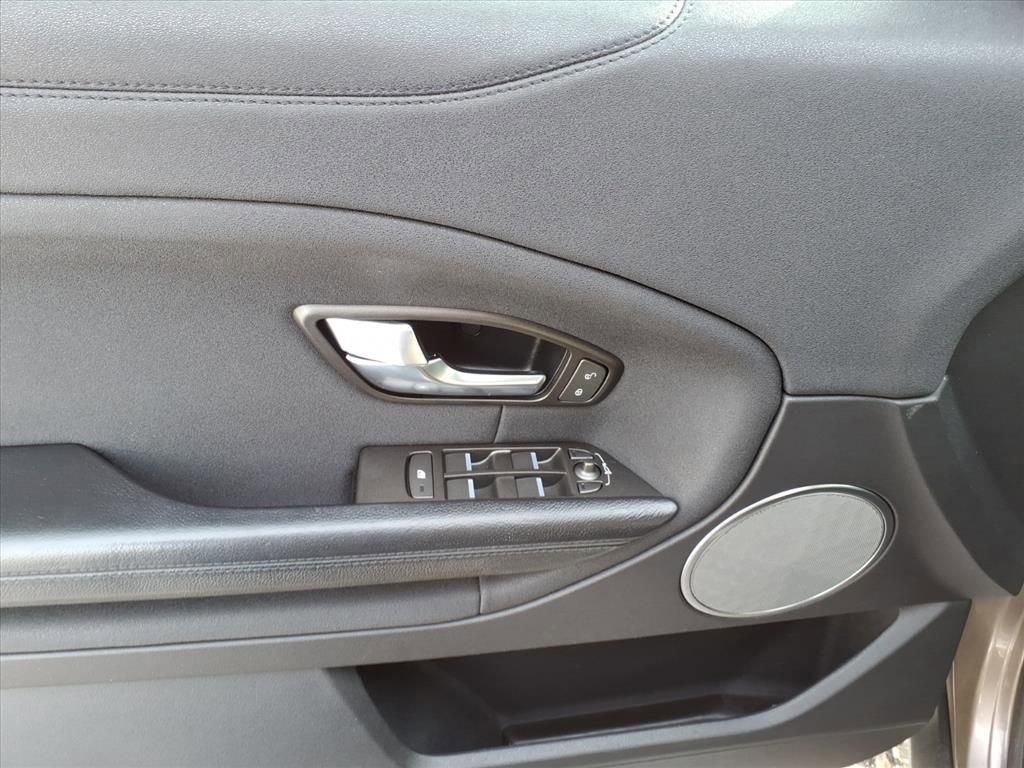 Used 2019 Land Rover Range Rover Evoque SE image 13