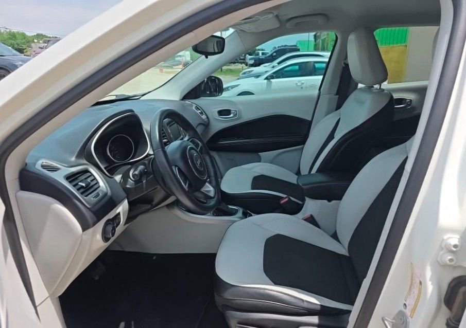 Used 2017 Jeep Compass Latitude FWD image 4