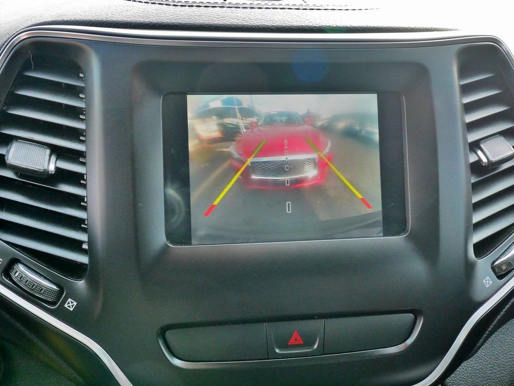 Used 2019 Jeep Cherokee Latitude w/ Cold Weather Group image 32