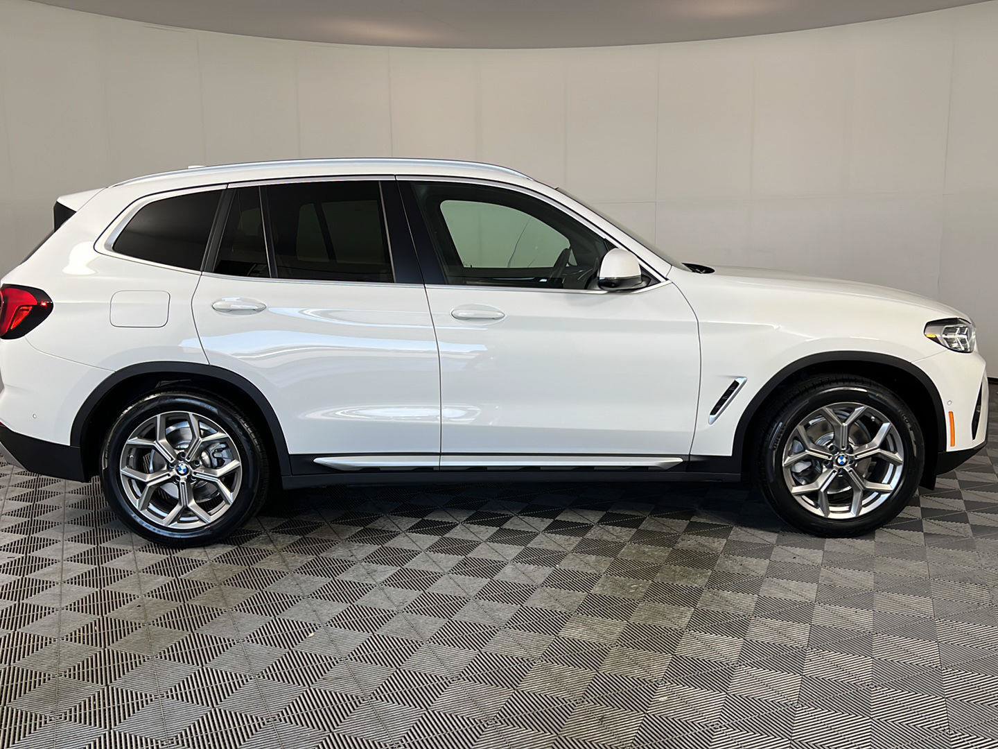 Used 2023 BMW X3 xDrive30i w/ Premium Package AWD/4WD image 3