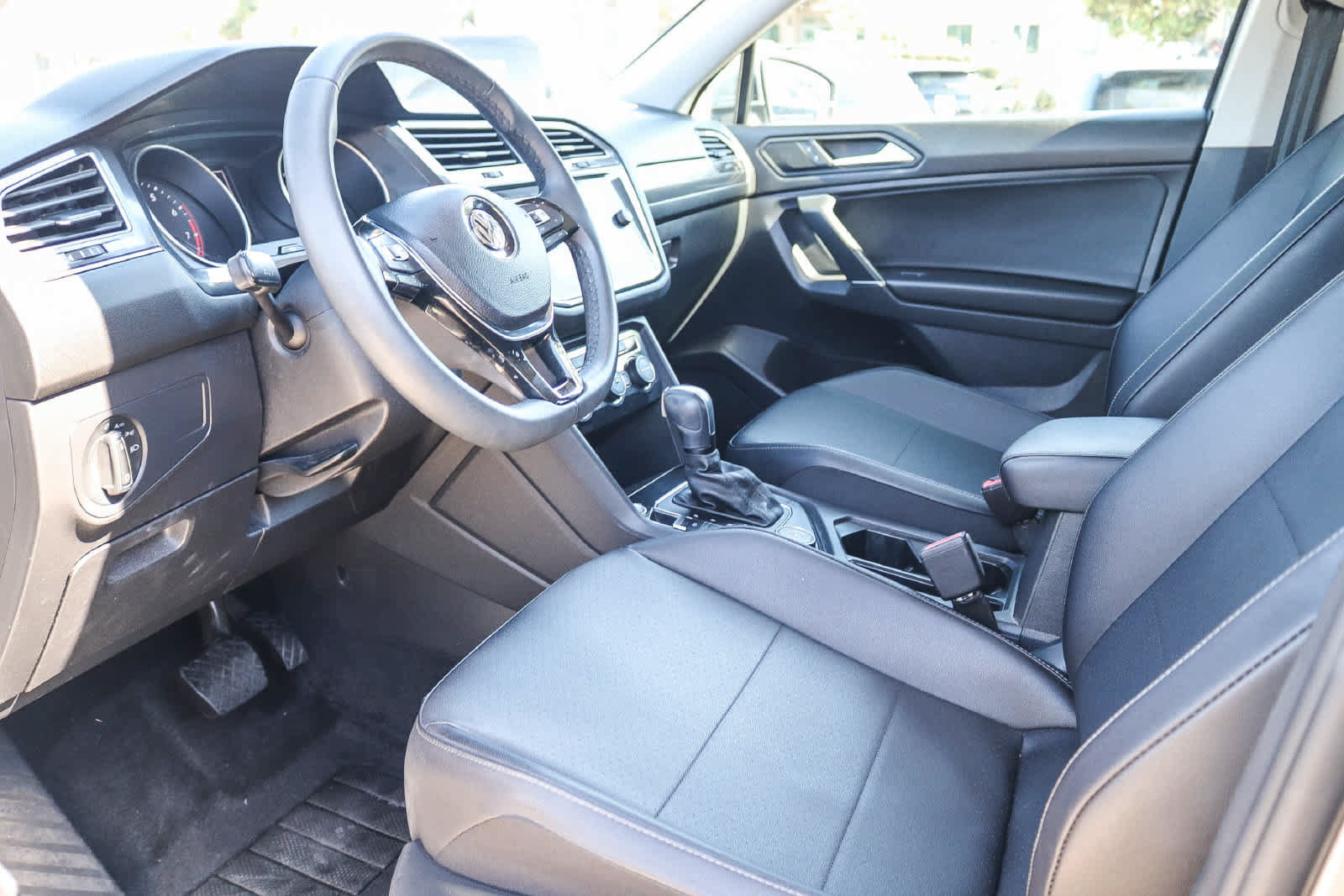 Used 2020 Volkswagen Tiguan SE w/ Panoramic Sunroof Package AWD/4WD image 18