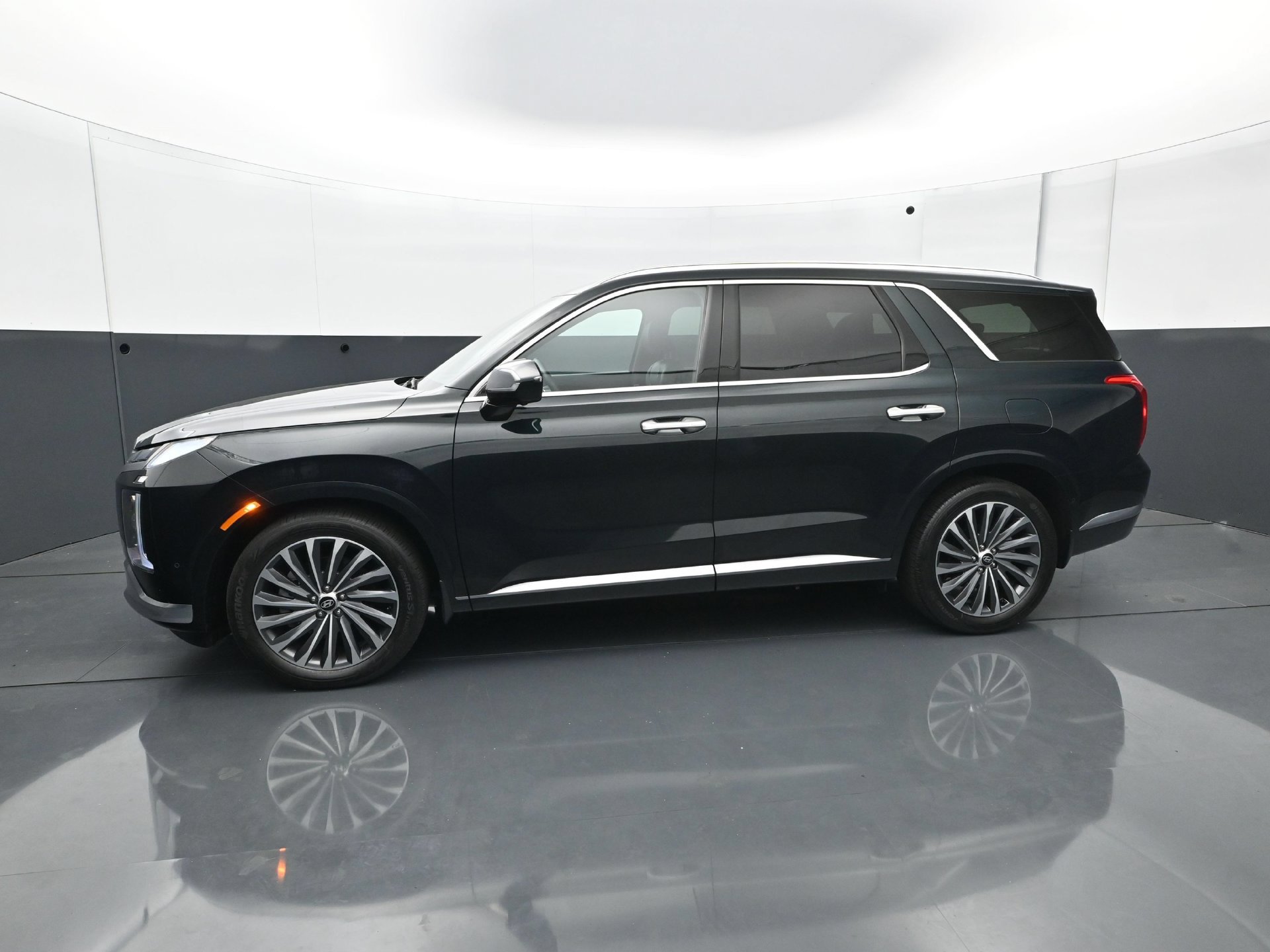 Used 2024 Hyundai Palisade Calligraphy AWD/4WD image 3