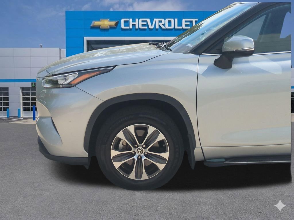 Used 2020 Toyota Highlander XLE image 11