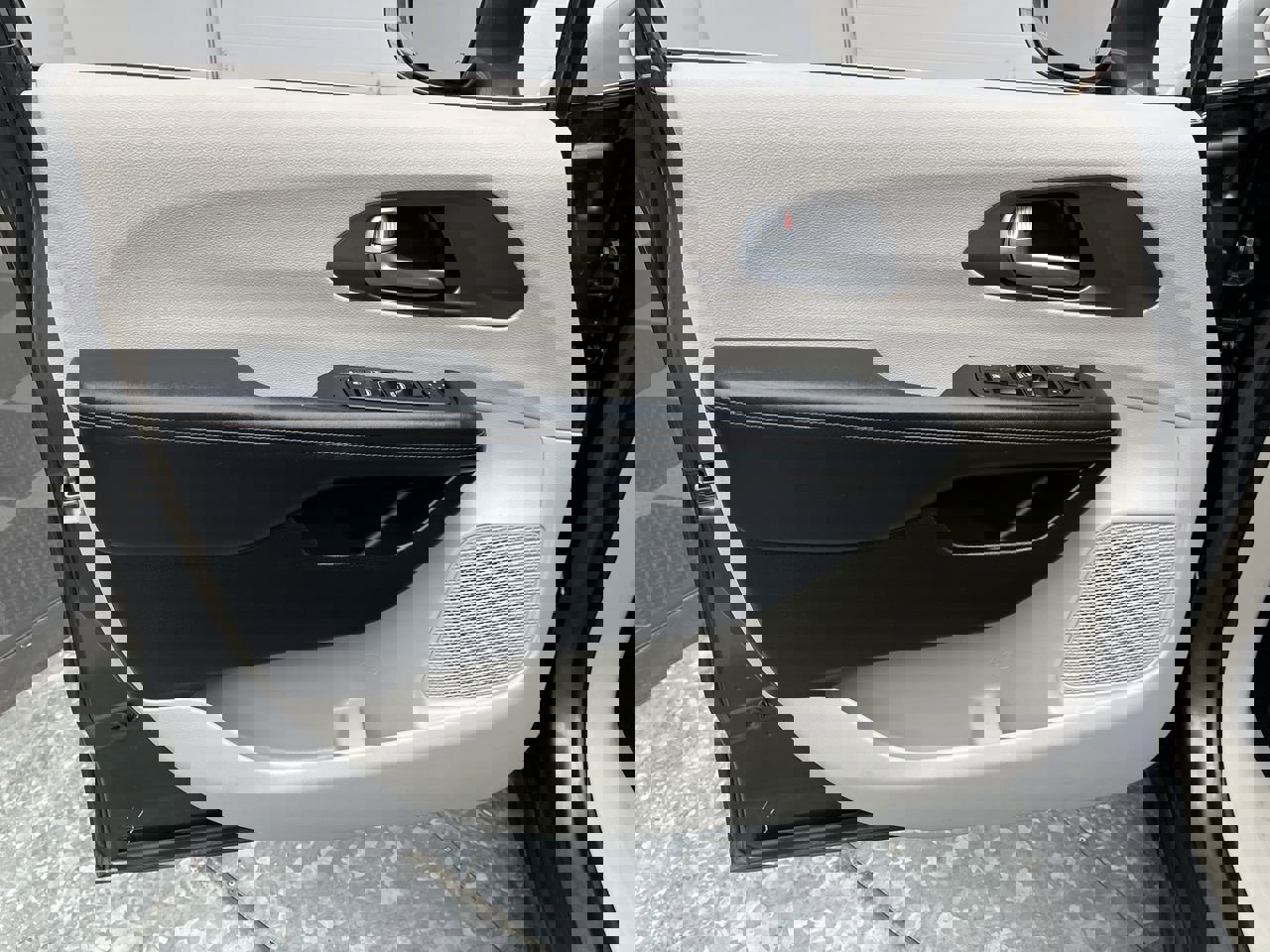 Used 2017 Chrysler Pacifica Touring-L image 12