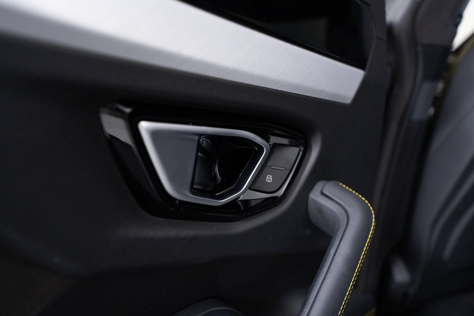 Used 2020 Lamborghini Urus AWD/4WD image 24