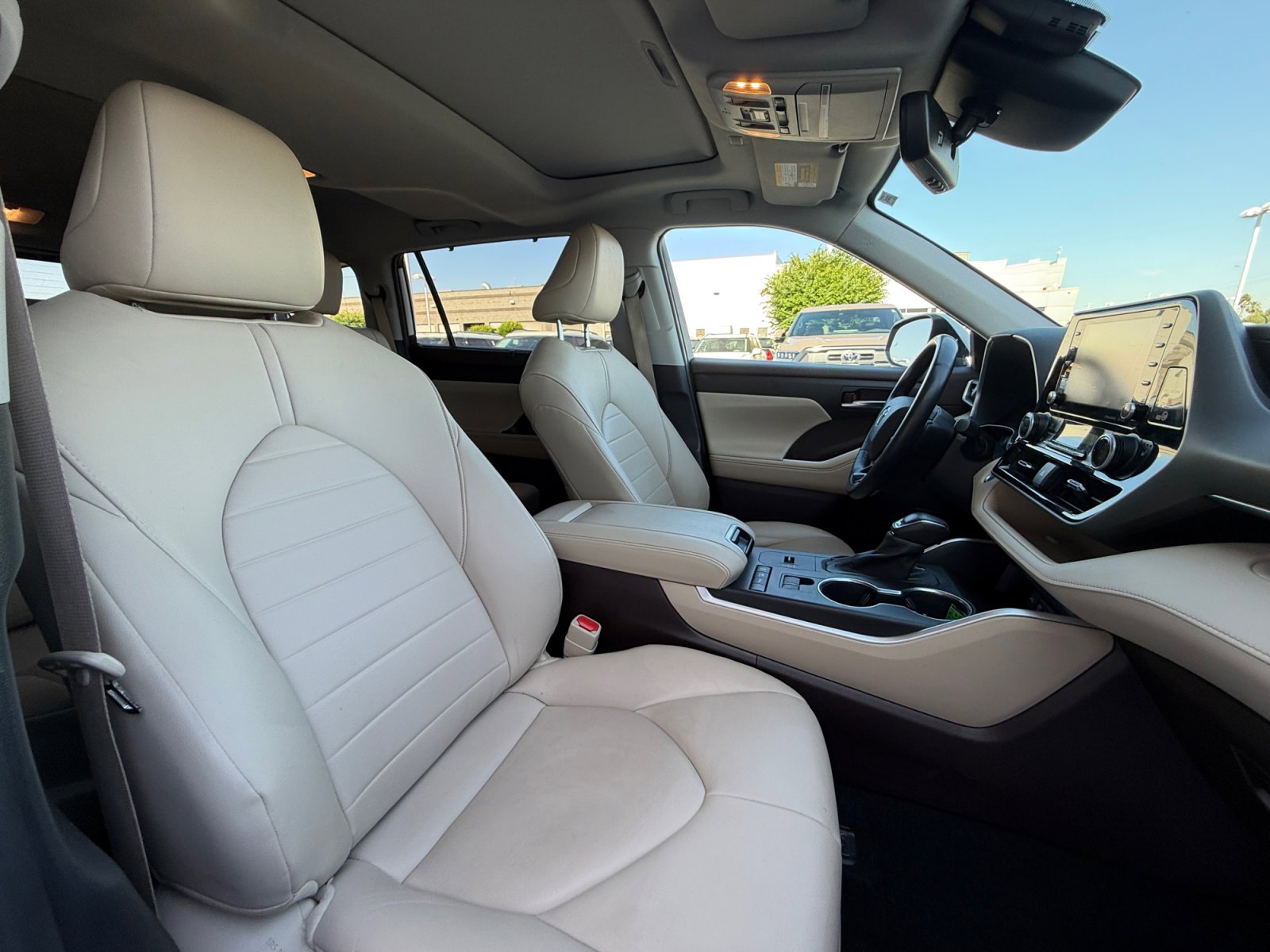 Used 2021 Toyota Highlander XLE AWD/4WD image 19