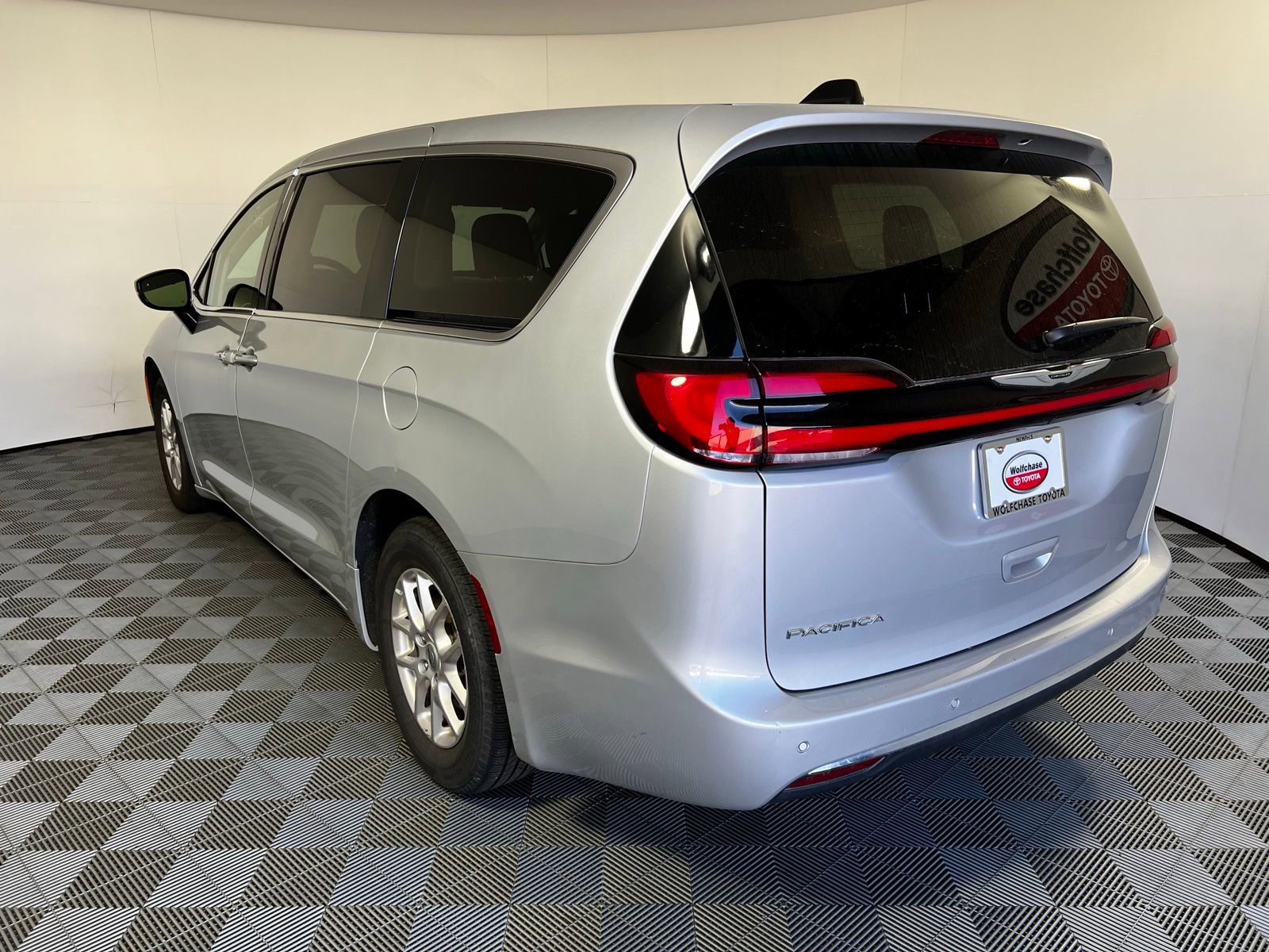 Used 2024 Chrysler Pacifica Touring-L image 7