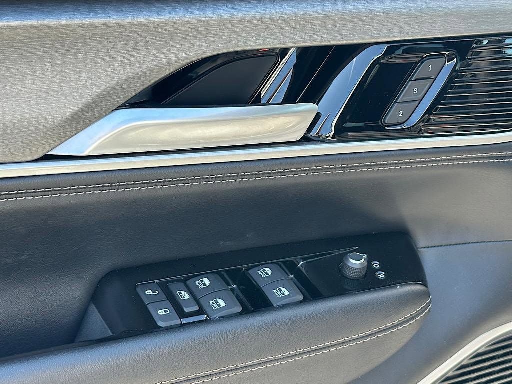 Used 2025 Jeep Wagoneer L Series II w/ 8-pass Seating Package AWD/4WD image 16