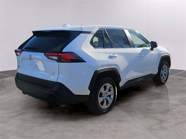 Used 2022 Toyota RAV4 LE image 4