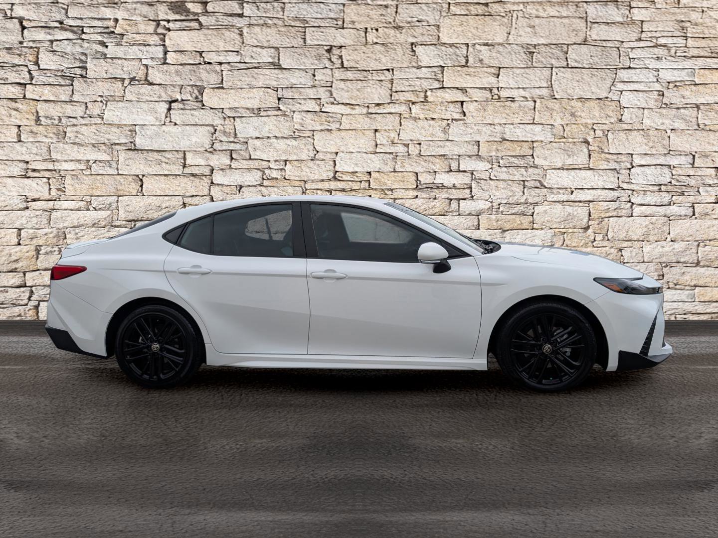 Used 2025 Toyota Camry SE image 4