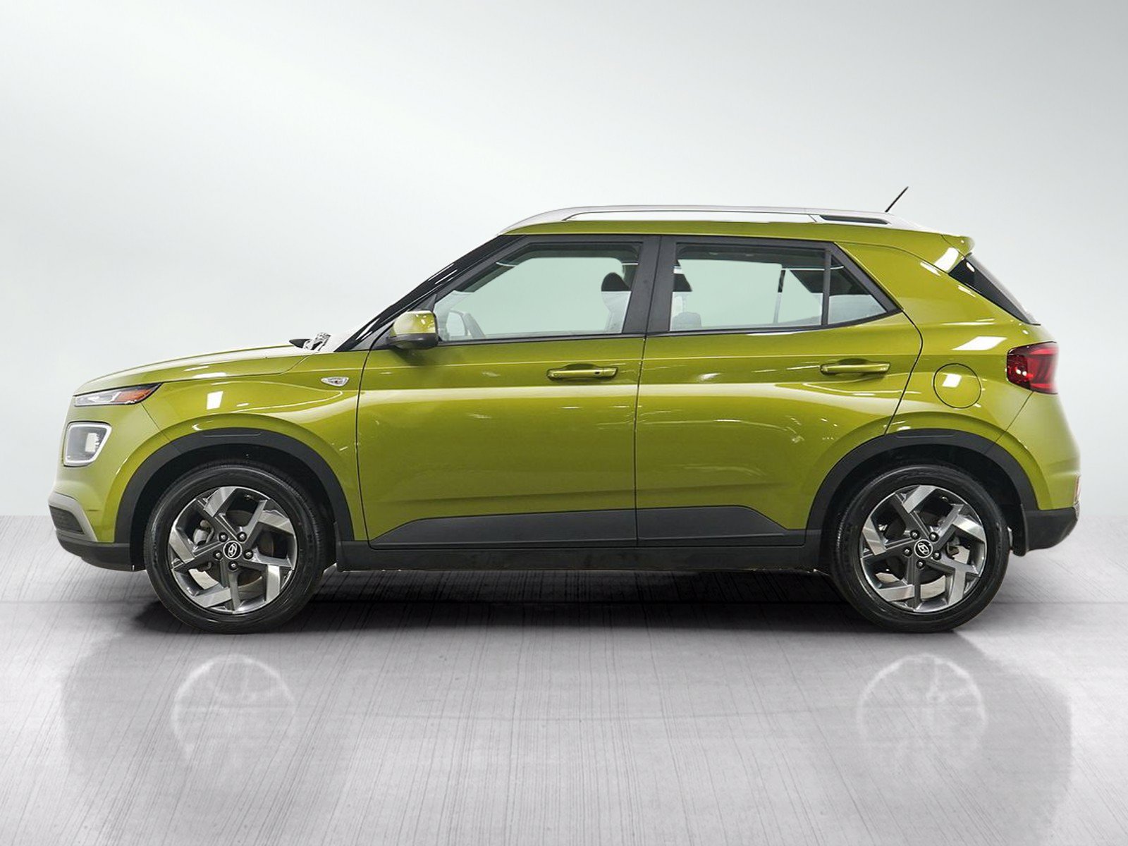 Used 2024 Hyundai Venue SEL FWD image 2