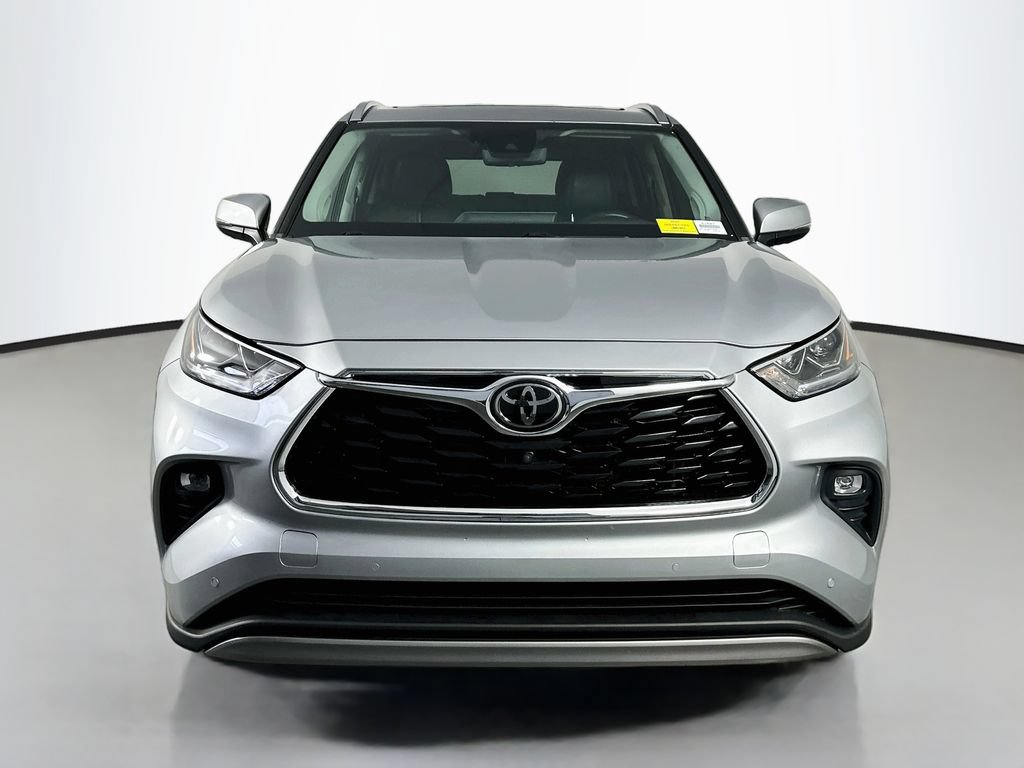 Used 2022 Toyota Highlander Platinum FWD image 2