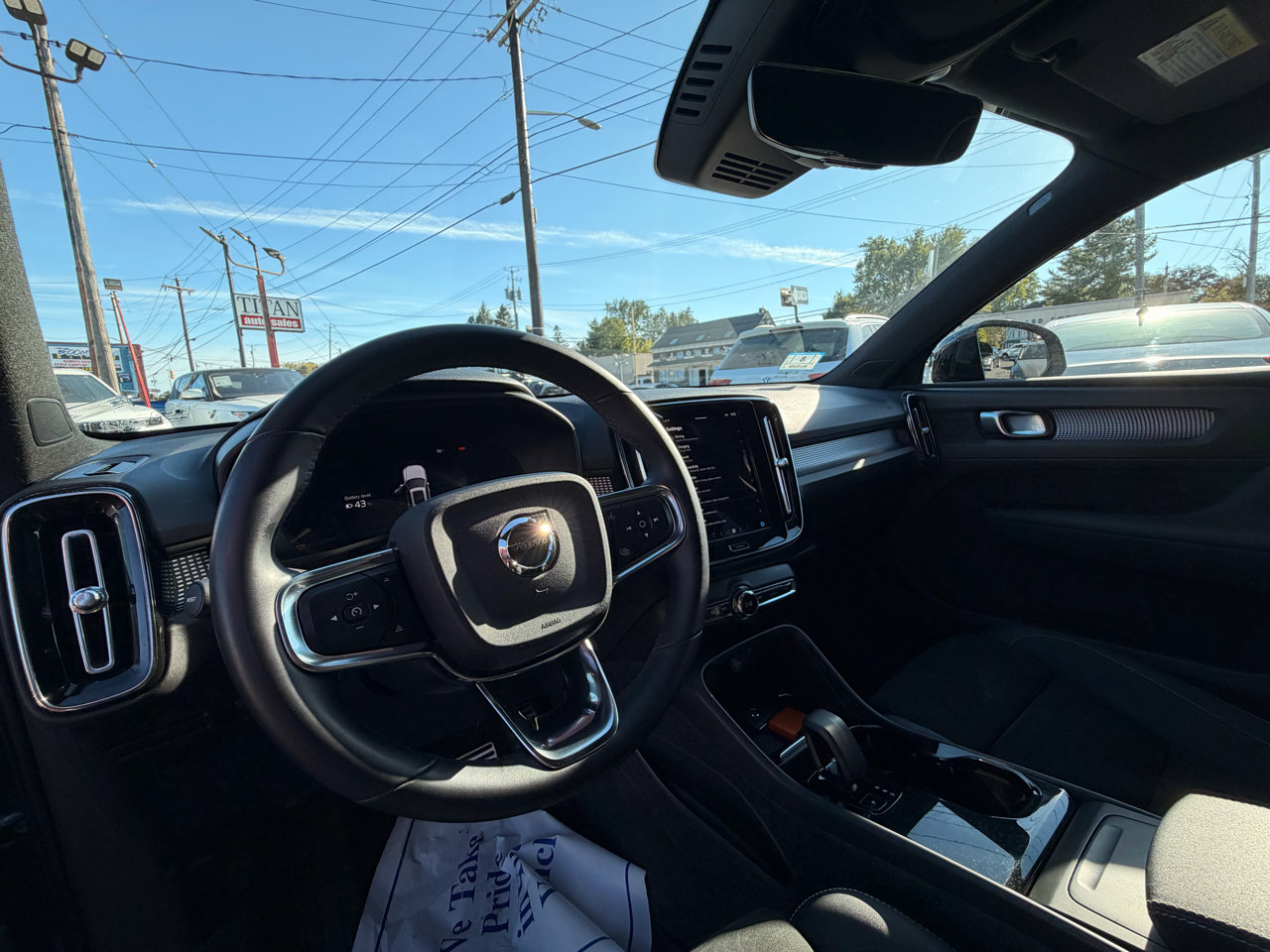 Used 2022 Volvo XC40 P8 Recharge Plus image 11