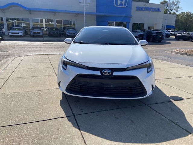 Used 2025 Toyota Corolla LE FWD image 4