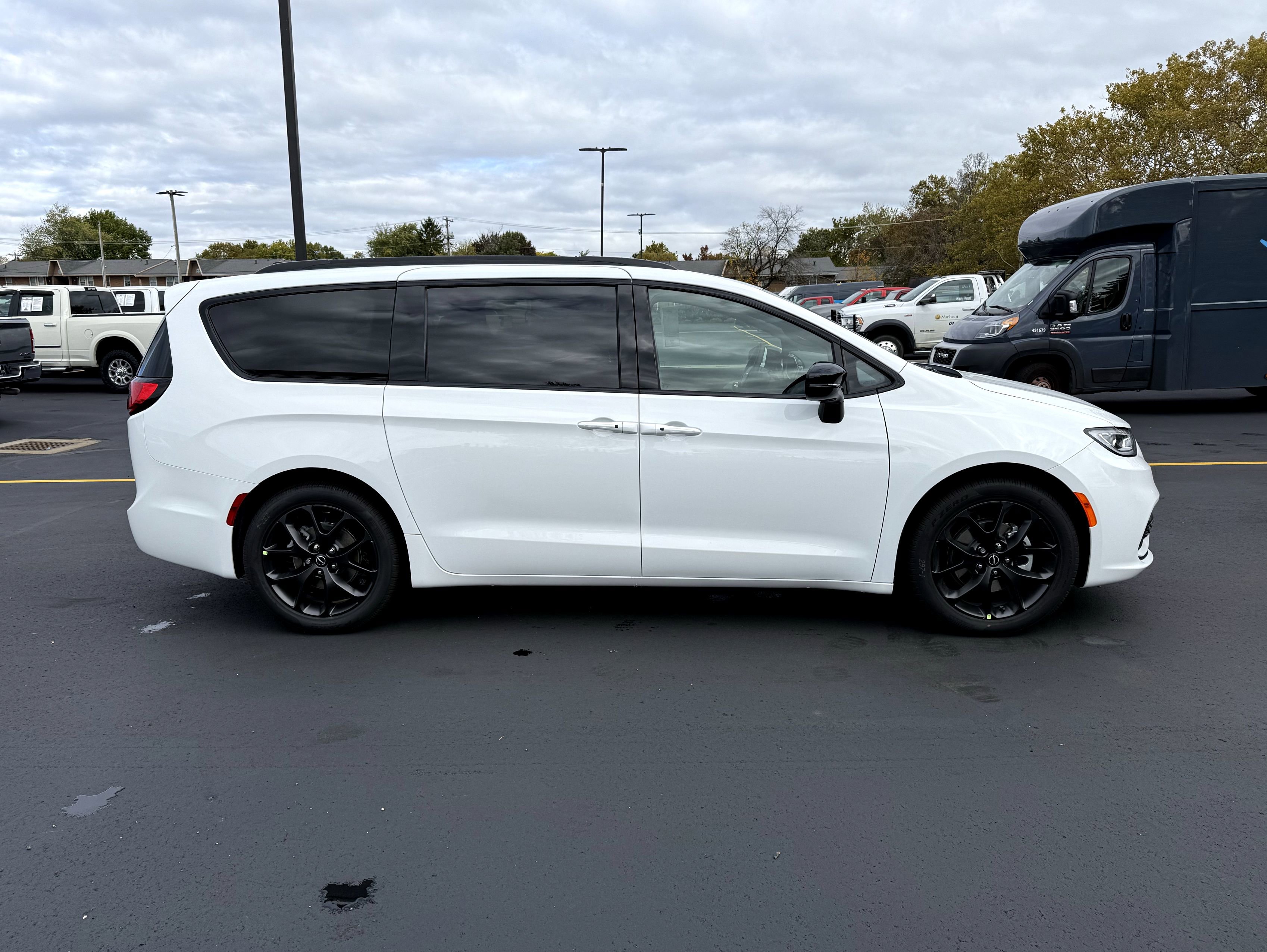 New 2026 Chrysler Pacifica Limited image 10