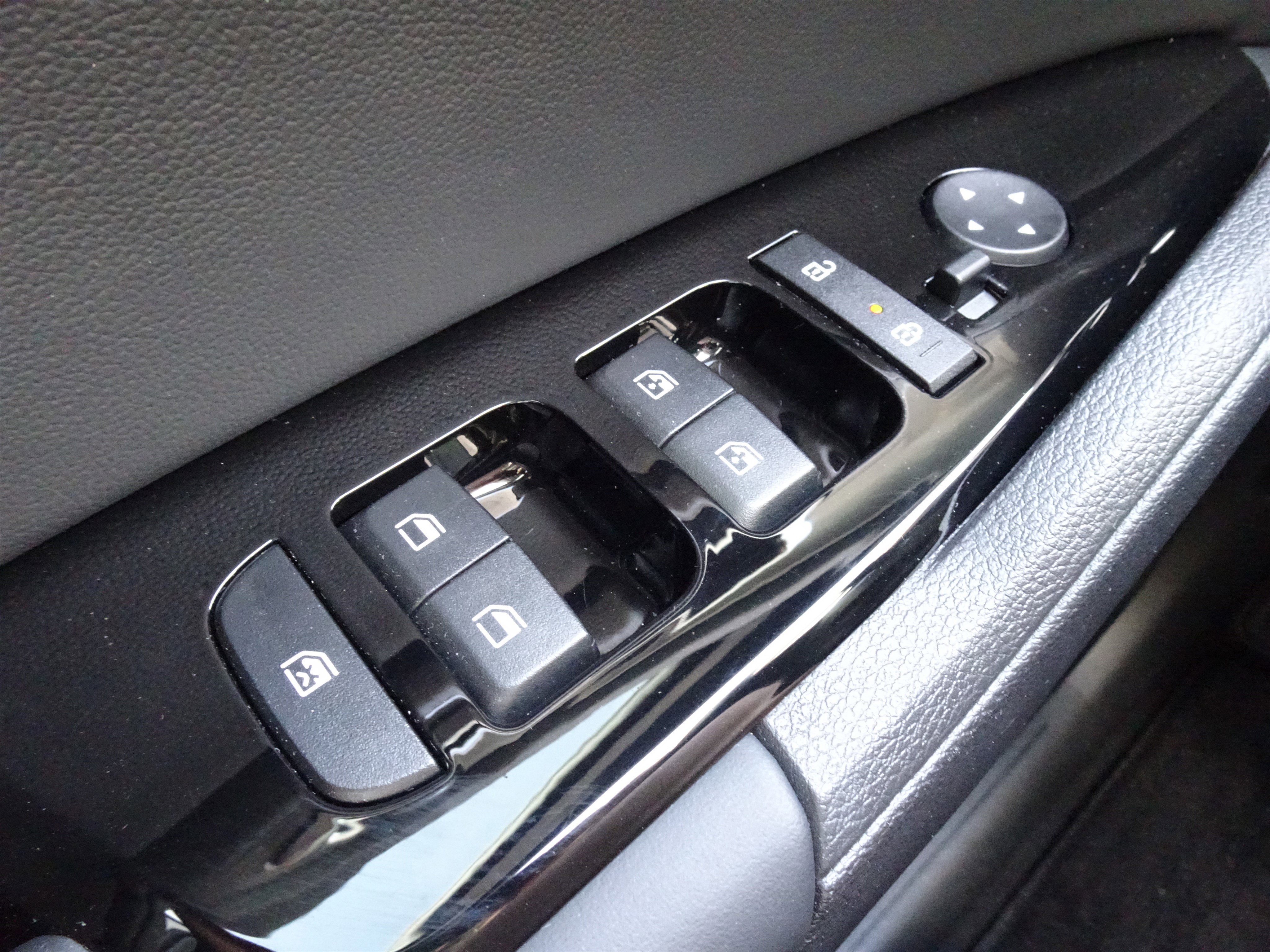 Used 2025 Kia Sportage SX image 28