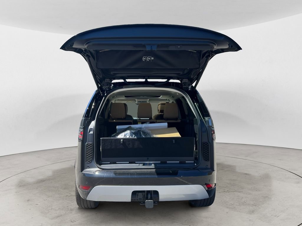 New 2025 Land Rover Discovery Metropolitan Edition image 29