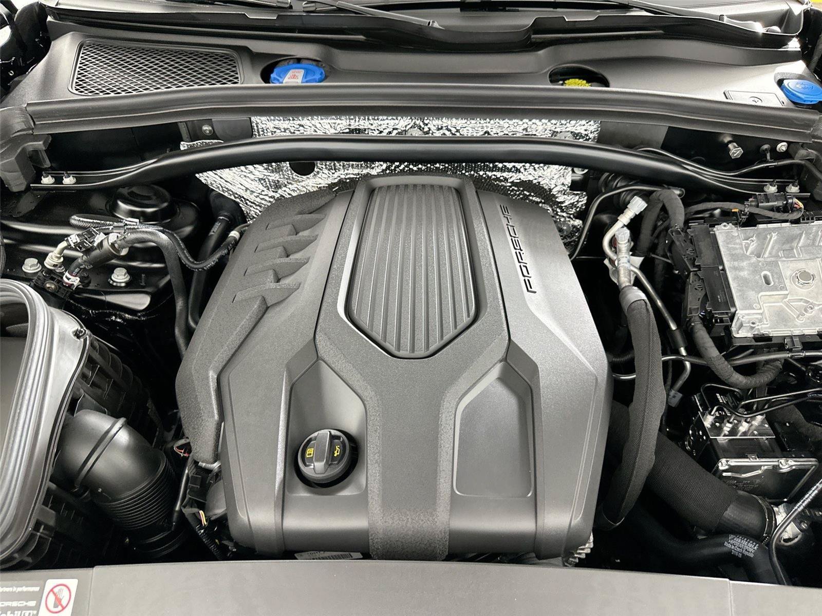 Certified 2026 Porsche Macan Turbo AWD/4WD image 31