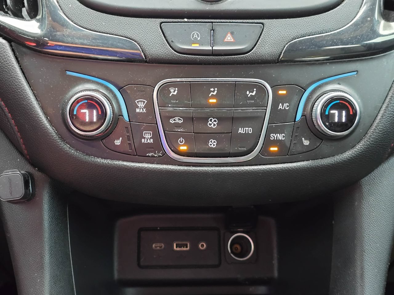 Used 2022 Chevrolet Equinox RS w/ LPO, Floor Liner Package FWD image 17