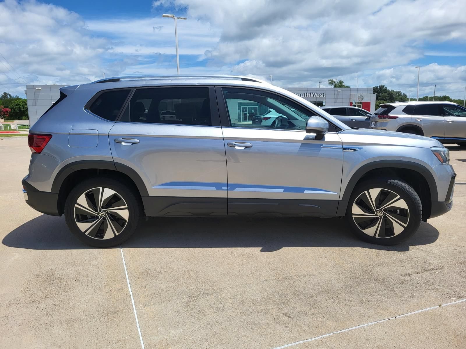 Used 2024 Volkswagen Taos SE AWD/4WD image 5