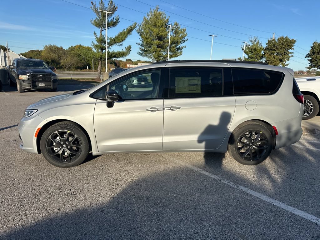 New 2026 Chrysler Pacifica Select FWD image 18