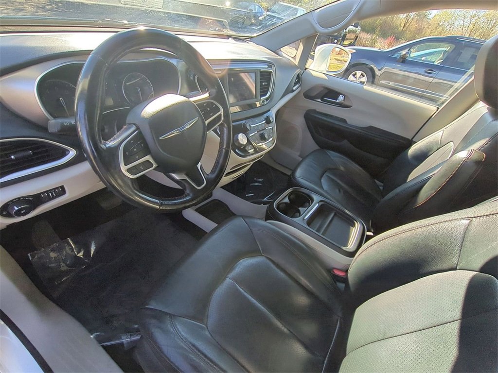 Used 2020 Chrysler Pacifica Touring-L image 8