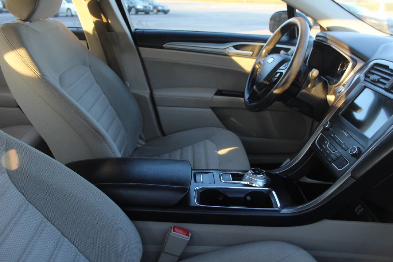 Used 2019 Ford Fusion SE image 10