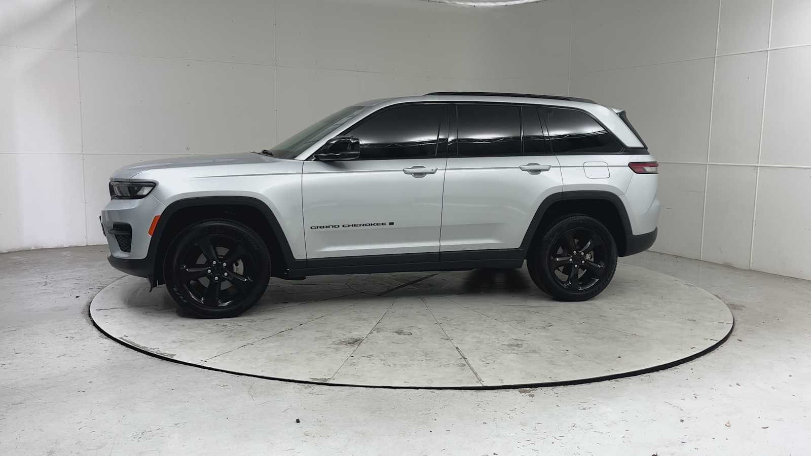 Used 2023 Jeep Grand Cherokee Altitude AWD/4WD image 3