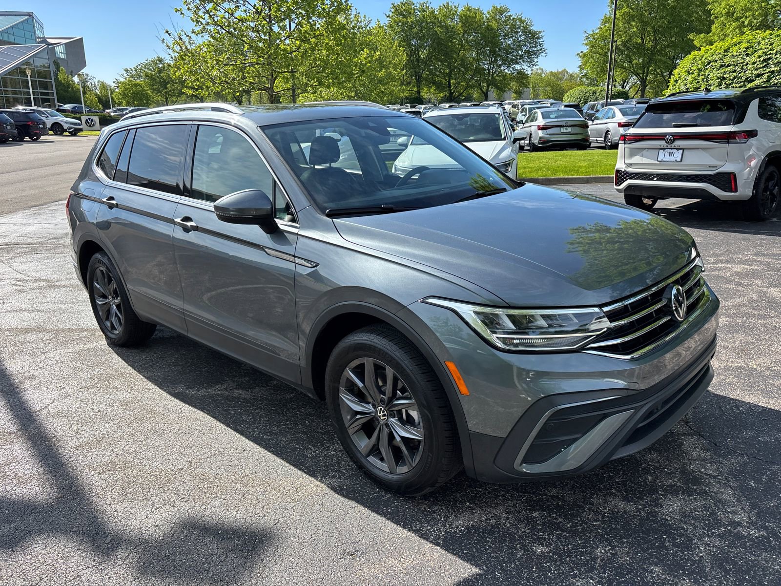 Certified 2024 Volkswagen Tiguan SE AWD/4WD image 3