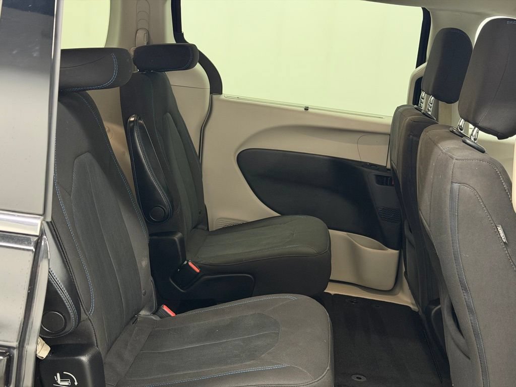 Used 2021 Chrysler Pacifica Touring w/ Cold Weather Group FWD image 15