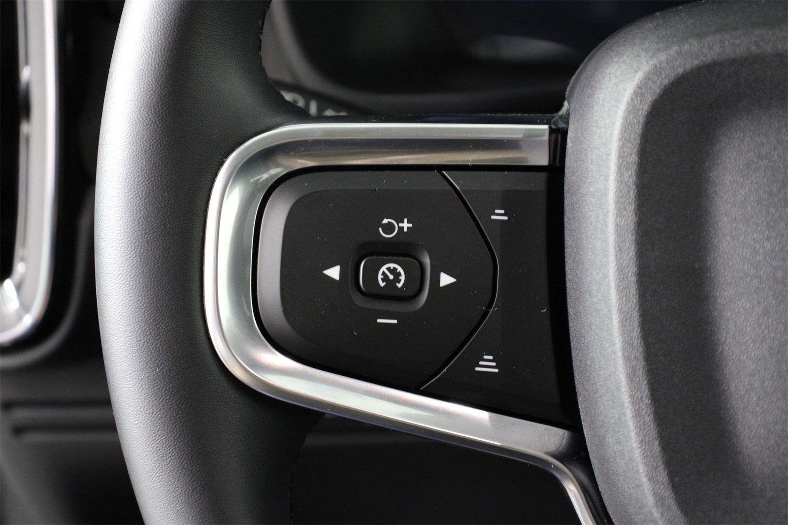 Certified 2025 Volvo XC40 B5 Core image 10